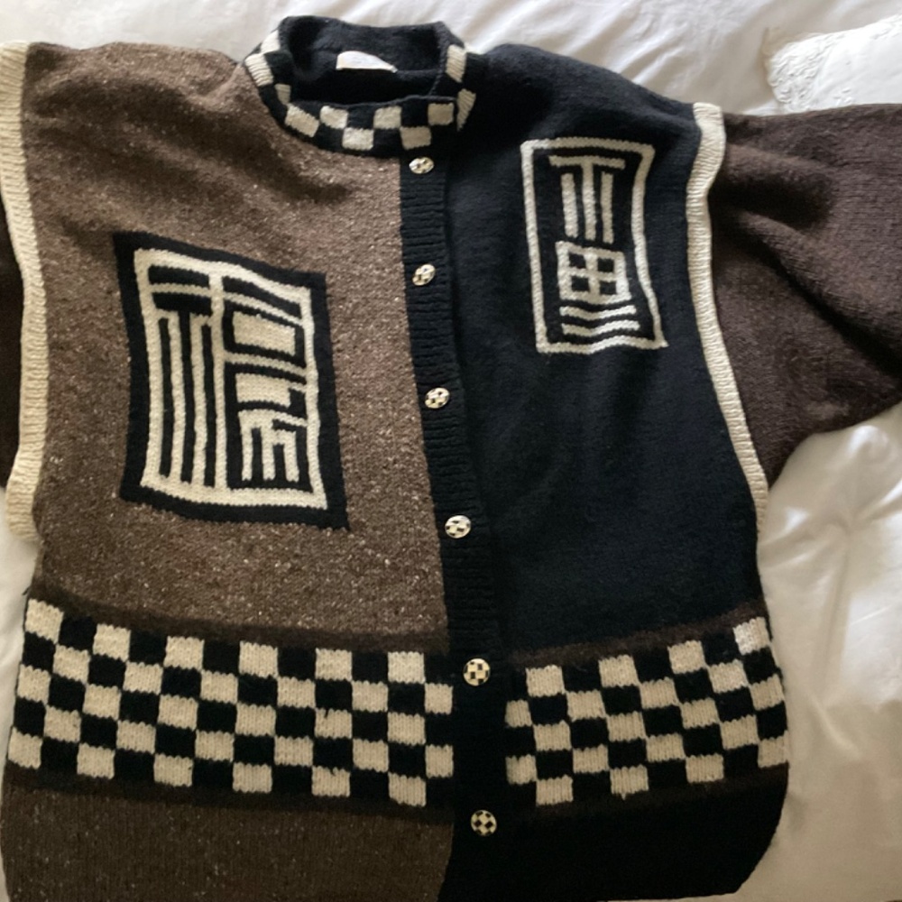 Hand crafted, one of a kind, thick knit Cardigan - Picture 3 of 6